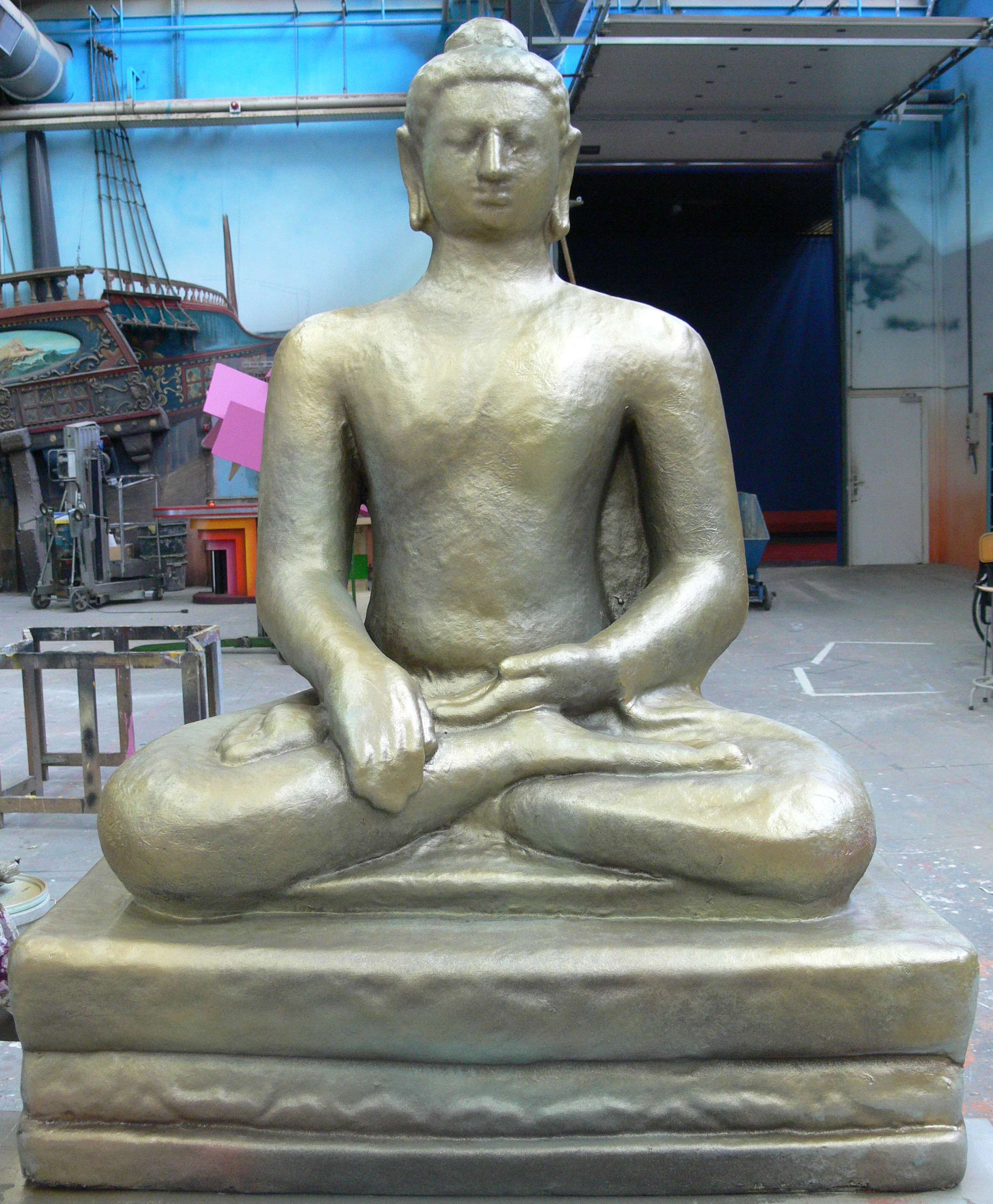 Boedha beeld op sokkel (D1504)