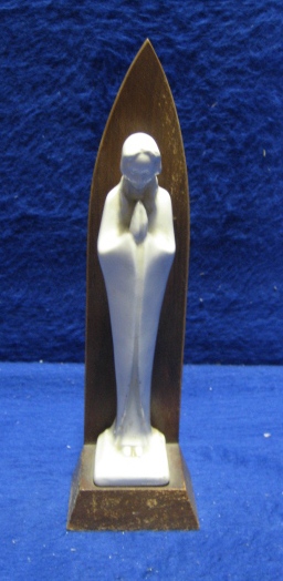 Mariabeeldje met bruine achterwand (L396)