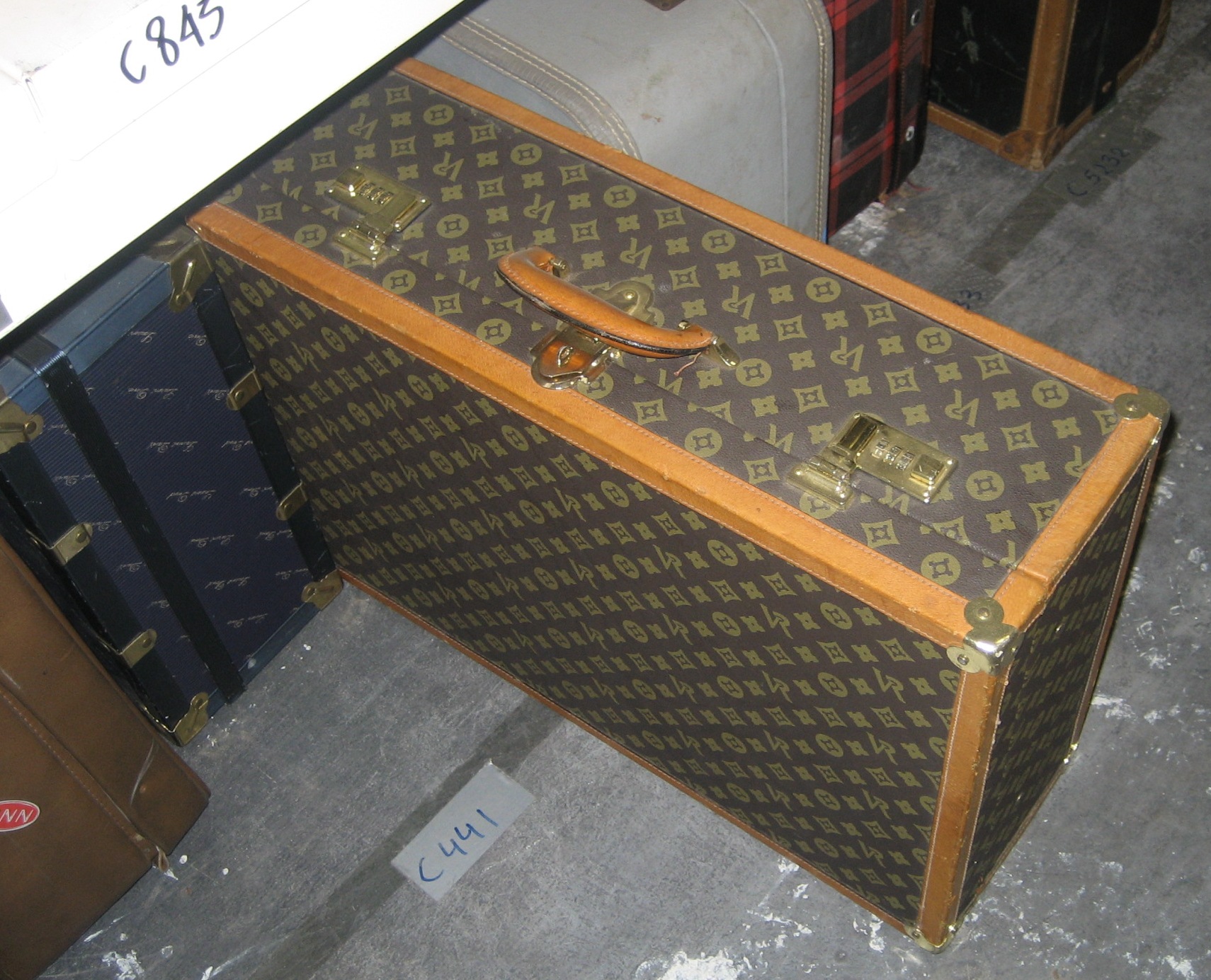Ondoorzichtig Wanneer Taiko buik Koffer Louis Vuitton (C145) - Props en rekwisietenverhuur
